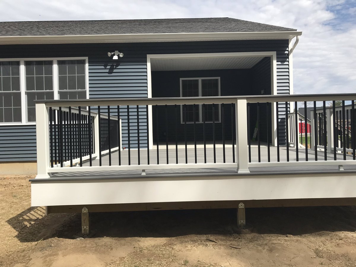 amyc0010's tweet photo. So much going on at the house...🏡🤗❤️🙌🏻 #ThursdayMotivation #newhome #trexdeck #landscaping #lovebeinghome https://t.co/BA4wj1BTe5