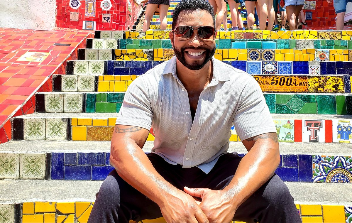RockStarOfTrav's tweet photo. 215 steps which are covered in over 2,000 tiles collected from over 60 countries from around the world. Definitely iconic and a must see in Rio. Life Of A Travel Hunk! #TheTravelHunk #Rio #Brazil #SelaronSteps #TravelShow #TravelHost https://t.co/TcuQRChpBQ