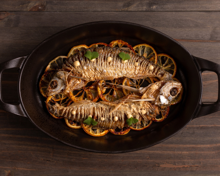 documennta's tweet photo. Sardinha de 'rio' frita e ticada (corte usado para cortar as espinhas), uma iguaria dos rios da Amazônia que faze parte do menu de delivery do restaurante Banzeiro, do chef Felipe Schaedler https://t.co/PcybFP4i9j