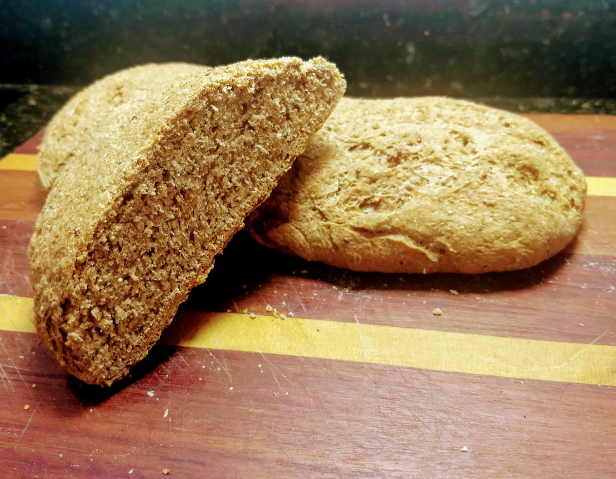 KUMYDA_'s tweet photo. Pão de farinha integral com Quinoa!
Primeira experiência com farinha integral foi positiva.
Ficou crocante por fora e macio internamente. 
A #quinoa é o diferencial no sabor.
#Sabor #paoleve #farinhaintegral #paocaseiro #façavocemesmo #alimentosaudavel #saude https://t.co/AJfXIudO55