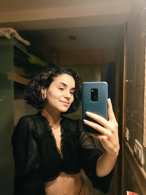 So... It happened.  I have just shaved the ends of my browsssss!!! https://t.co/tar6fclNvj