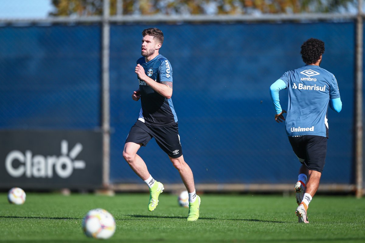Gremio's tweet photo. Pela primeira vez após o retorno das atividades, o grupo realizou trabalhos individuais com bola no CT Luiz Carvalho. Leia mais em: https://t.co/8vqWU2lZ0U

📸: Lucas Uebel / Grêmio FBPA https://t.co/WP9pQ4UVnc
