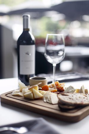 quesos_cuna's tweet photo. Para maridar un queso podemos tener en cuenta tres factores: el tipo de leche, el método de elaboración y el tiempo de curación. Fuente foto: TripAdvisor https://t.co/463hADO3mo