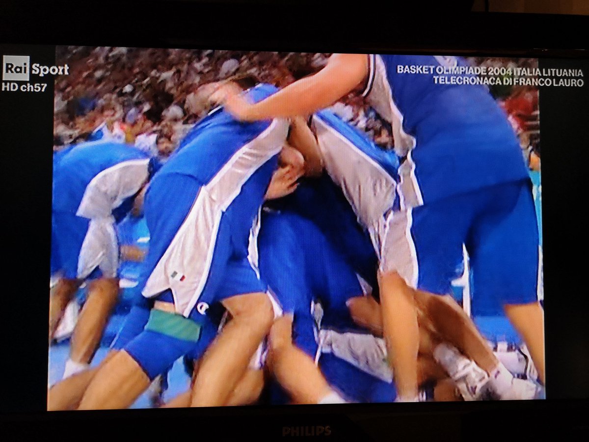 parallelecinico's tweet photo. Le lacrime sono per un gruppo che ha saputo andare oltre la somma del valore del singoli.
Le lacrime sono per dei ricordi indelebili legati al basket e alla Nazionale.
Le lacrime sono anche per Franco Lauro, uomo che ha sempre raccontato il basket con garbo
#italialituania https://t.co/sYjmSszK2x