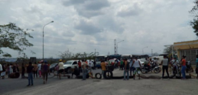 NotiPazCastillo's tweet photo. #14may 2:10pm adyacente a Farmahorro carretera La Raisa @StaTeresaDelTuy #VallesDelTuy vecinos protestan por falta de agua potable. En el lugar SEBIN, IAPEM, PNB, GNB y Poli-Independencia. A mediadores de la alcaldía, vecinos dicen "de aquí no nos vamos hasta que nos manden agua" https://t.co/fwhBS7v3GI