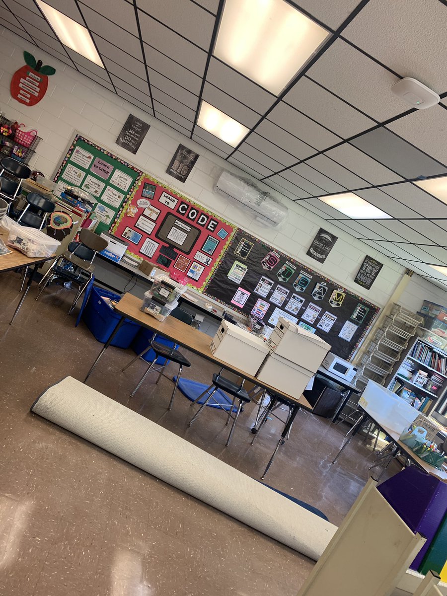 Sadly packed up my classroom 📦📦📦😭and I don’t know when I’ll be teaching in person there again.... so surreal. It’s like a bad dream. 😷😥