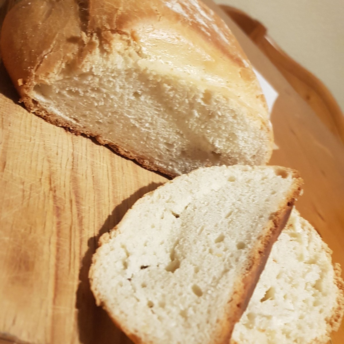 ¡Al pan, pan y al vino, vino!🙆‍♂️El vino ahora me lo voy a tomar, que mañana es San Isidro patrón de nuestros agricultores, pero hoy os traigo una receta de pan casero, facilísima, para novatos. Aquí os la dejo por si queréis intentarlo👉 cronicasdeuncazador.com/recetas-de-coc…