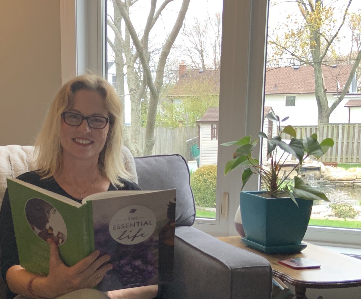 susanne0472's tweet photo. #essentialoils #cathingup #reading @FitchSchool https://t.co/QPmTXH788Q