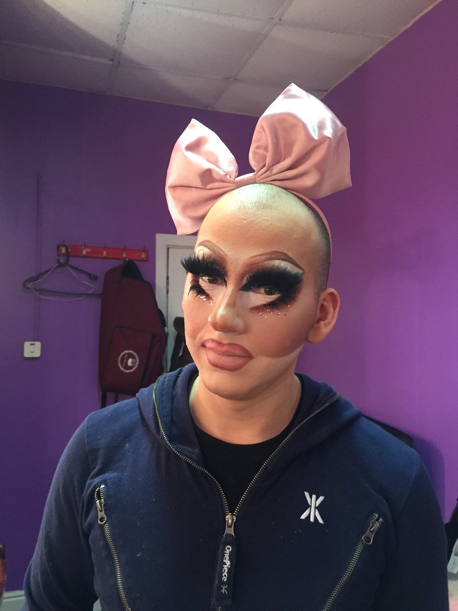 movingpartsdoc's tweet photo. Backstage at the Tivoli Theatre in Dublin Jan 26 2018 🎀 https://t.co/OgFIJnXx0N