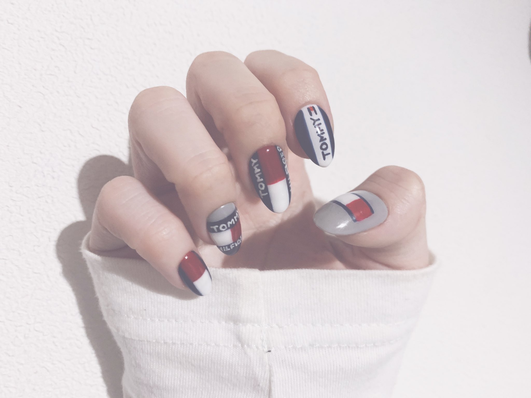 九重郁奈 ほぼメイン垢 Pa Twitter 結局ネイル変えた 手描き Tommy Hilfiger 文字はゲルインクのボールペンで セルフ ネイル ネイル Nail ジェルネイル スカルプネイル ネイルチップ ネイルアート Tommyhilfiger T Co Ybg01pgfvf Twitter
