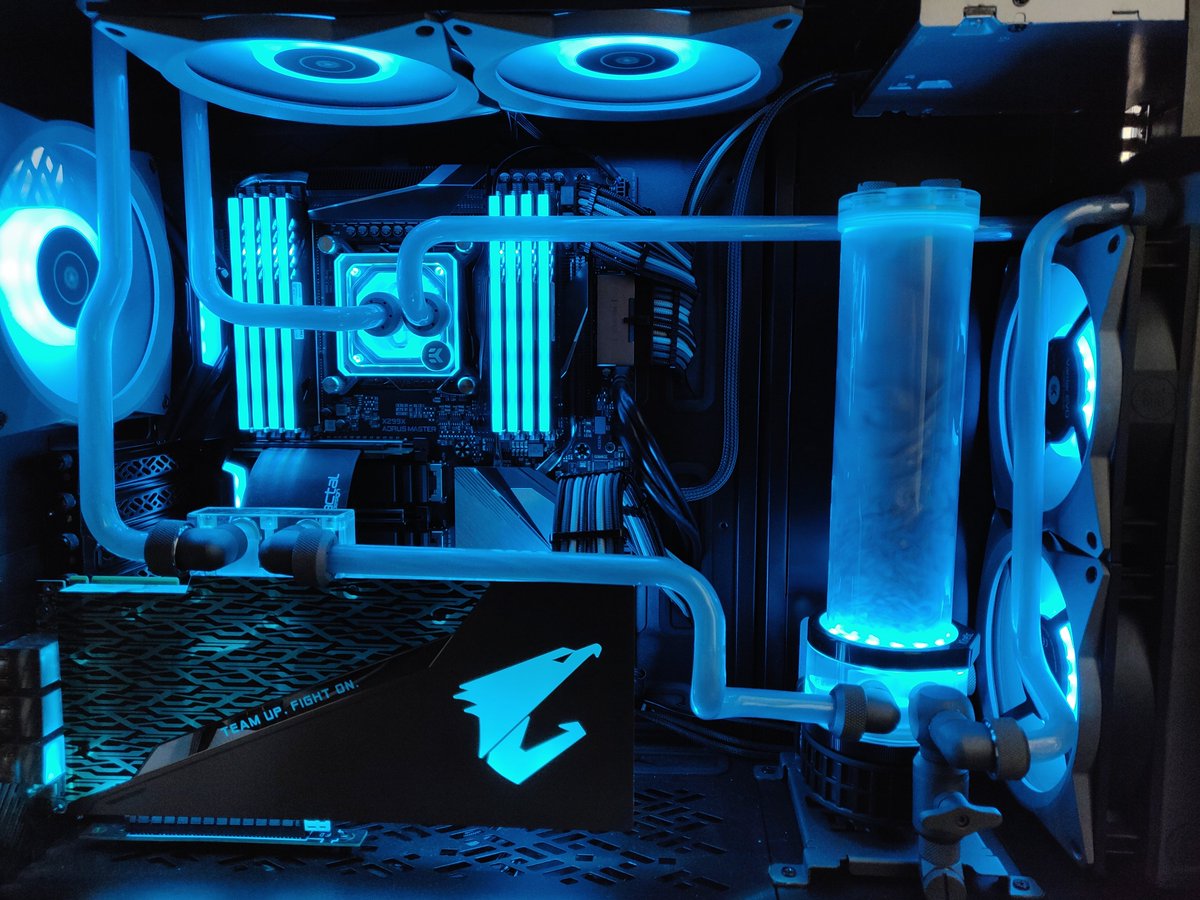 DataQ's tweet photo. My new build, named Gray12. :-)

#AORUS #GIGABYTE #AORUSX299X #CustomPC #PCBuilding https://t.co/gx1DuAJ1NV