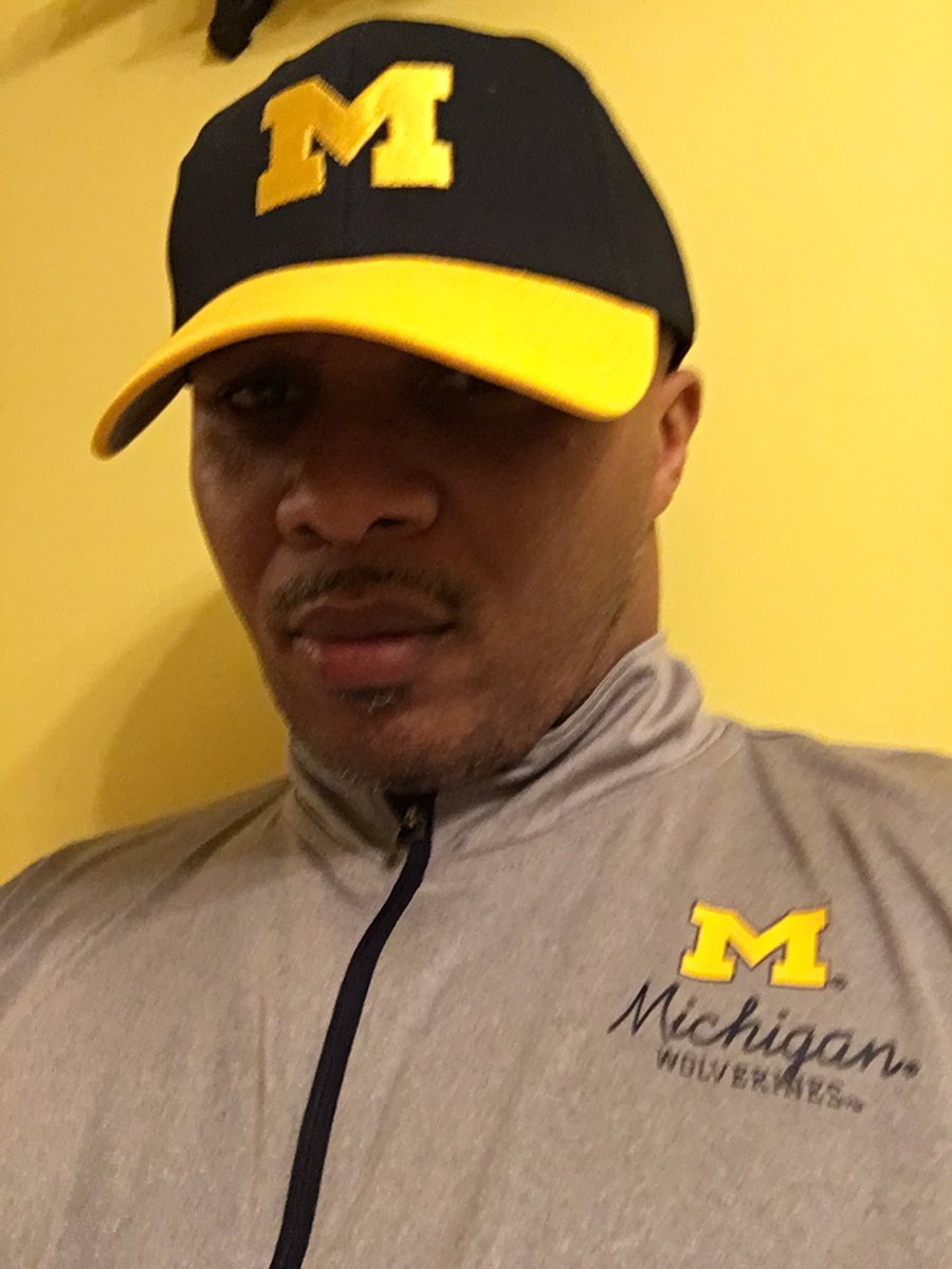 KPill4's tweet photo. 💛💙〽️ https://t.co/lY7rrf5jiv