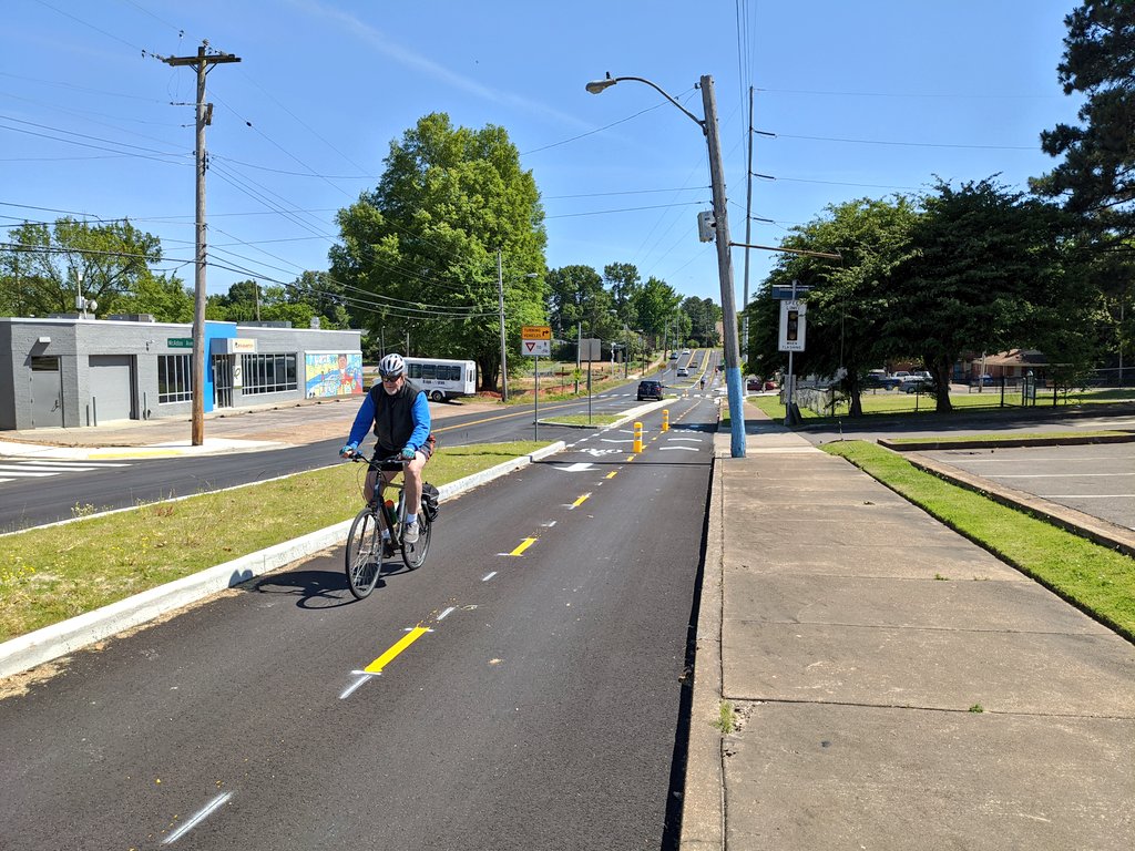BikePedMemphis's tweet photo. 🚧 #Hampline Update 🚧
Construction is in the final sprint. By the usage already being seen, though, you'd be forgiven for thinking work is complete. Some signage and pavement markings remain to be installed. https://t.co/VPUFZigNu0