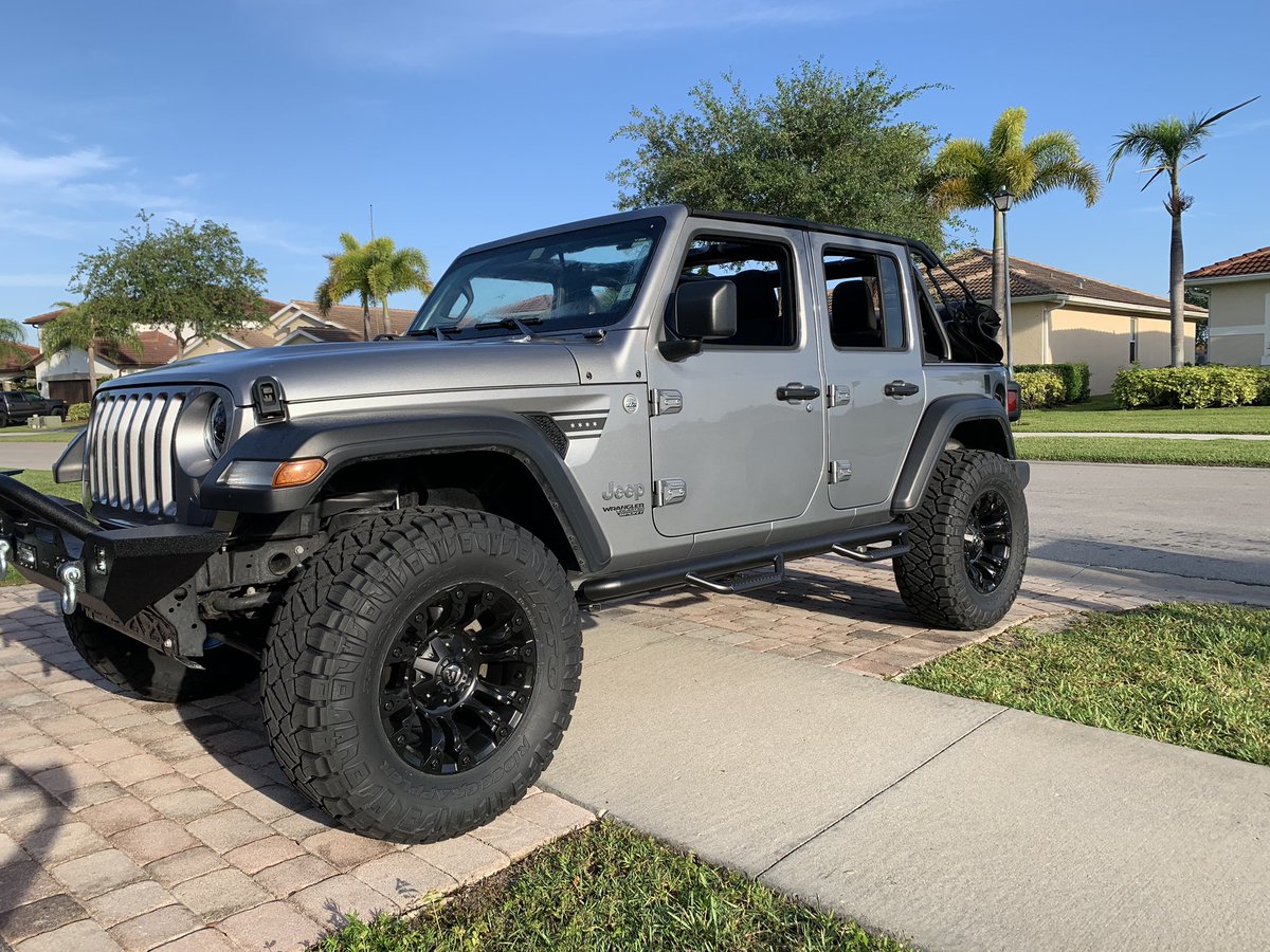 floridamatt0424's tweet photo. New build on my #Jeep #Wrangler #JL 2 1/2” #RoughCountry Spring Lift Kit, 35”x12 #Nitto Ridge Grapplers, #HookeRoad front trail bumper with LED’s, Spartan #NerfBar Side Steps, and #OracleOculus LED Headlights https://t.co/5KwA8lPILw
