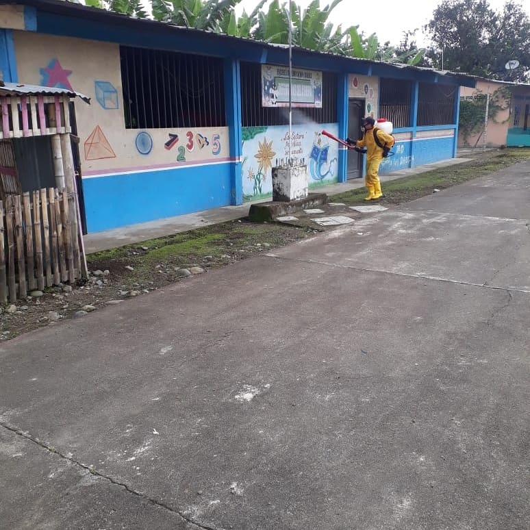 GADMValencia's tweet photo. El dia de hoy el personal de Medio Ambiente del @GADMValencia, realizó labores de fumigación intradomiciliarias para la prevención y control del dengue y chikungunya en los sectores #Pinela #Guamaní #SanJosé #SanPablo1.
Continuaremos con las fumigaciones en la zona rural. https://t.co/ADqygfDAIE