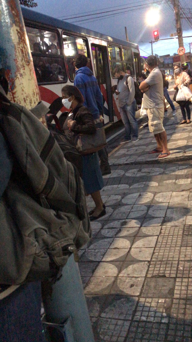 thamiSunshine's tweet photo. E o povo de Mogi das Cruzes sofre mais uma vez 40 min sem bus alguem ajuda agente aeeee @PrefeituraMogi  vcs são uns merdas @tvdiario  @RedeGlobo https://t.co/4Mwkc9RFl8