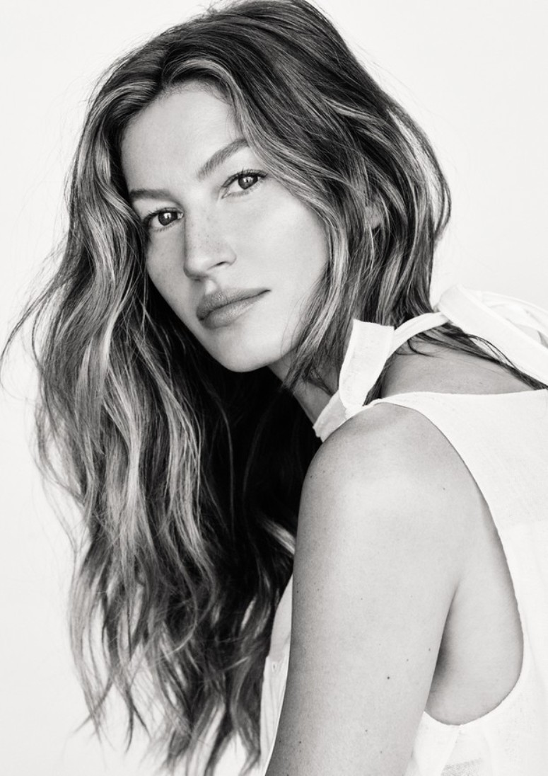 fmd1_com's tweet image. New Issue Alert! #GiseleBündchen graces the 45th anniversary issue of #VogueBrazil
See the stunning editorial here bit.ly/2T4ox9F