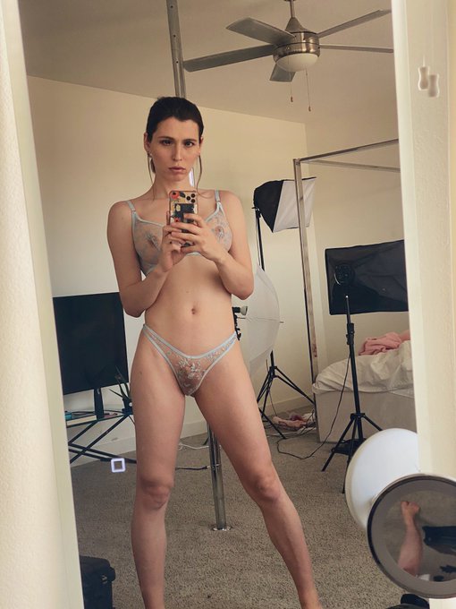 La la la gotta cam today. 😘 https://t.co/JLWkHFKmZM