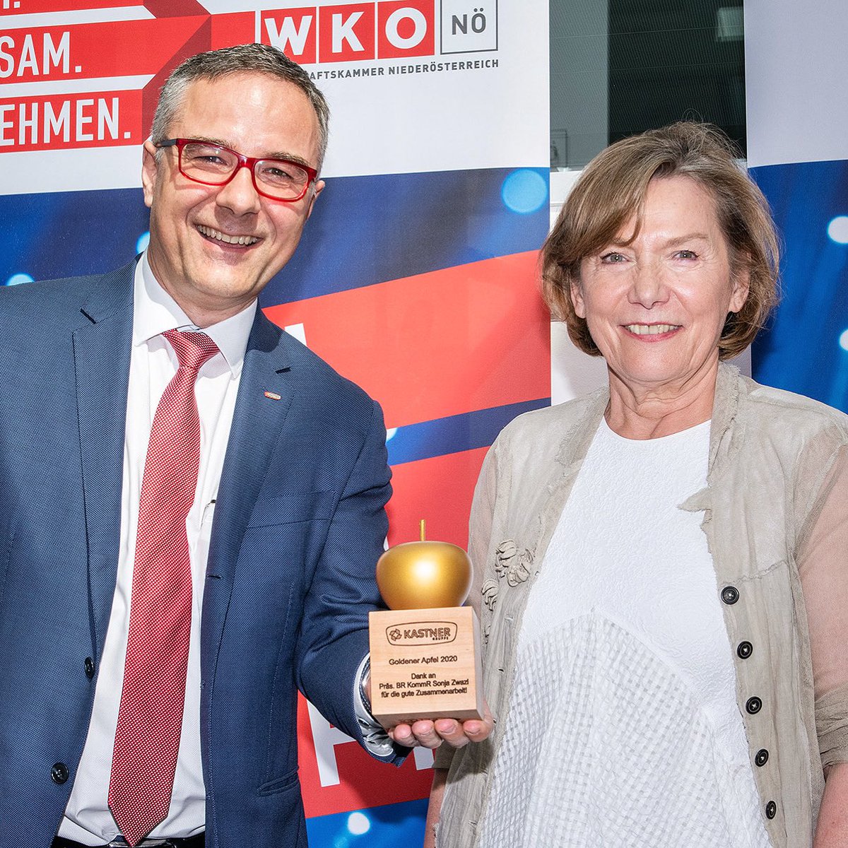 ChristofKastner's tweet photo. #GoldenerApfel der #KASTNERGruppe als großes #Danke an Präsidentin Sonja Zwazl https://t.co/dvxuc8WABI https://t.co/f7uvy0m8zK