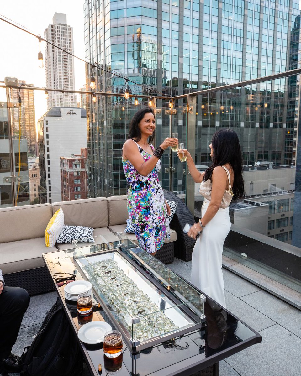 IvyChicago's tweet photo. #TBT to our Sky Terrace rooftop days, we can't wait to do it again very soon. π€πΌUntil then, cheers from wherever you may be! π₯
#explorechicago #chicagoview #downtownchicagorooftop #chicagohotel #hotellife #cityview #chicagoshots #choosechicago #cocktailhour #drinkstagram https://t.co/pmb1HAOm66
