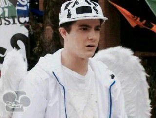 albarn_fans's tweet photo. Y... No podemos celebrar los 8 años de Violetta sin Maxi de angelito. 😇💙

#8AñosDeVioletta https://t.co/Kol60Lm0X1