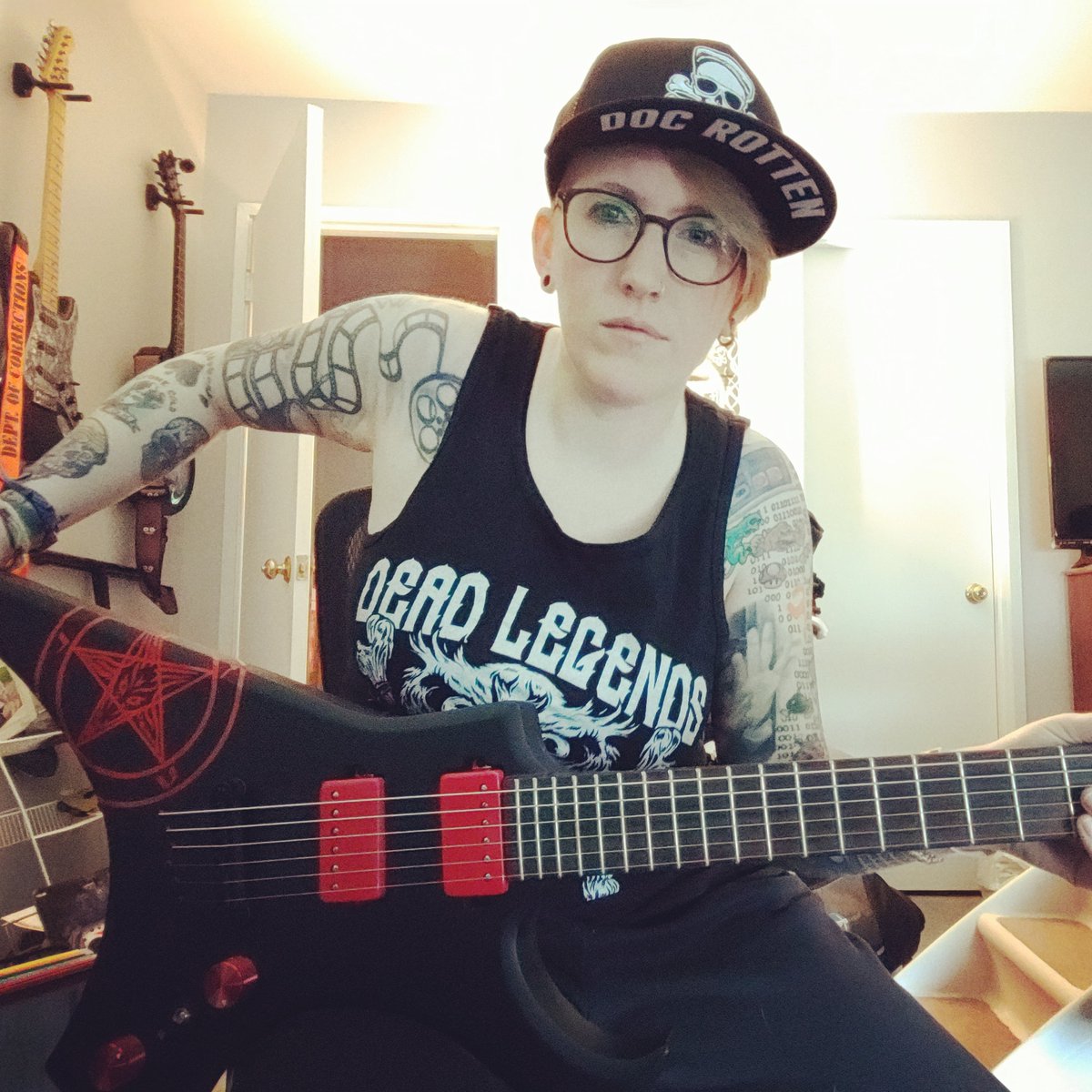 JenTonon's tweet photo. What it do, what it do.
#blakhartguitars #deadlegendsapparel #docrotten #musictime #musician #rocknroll #collab #online #recording #babysolo https://t.co/zZeoyrWz96