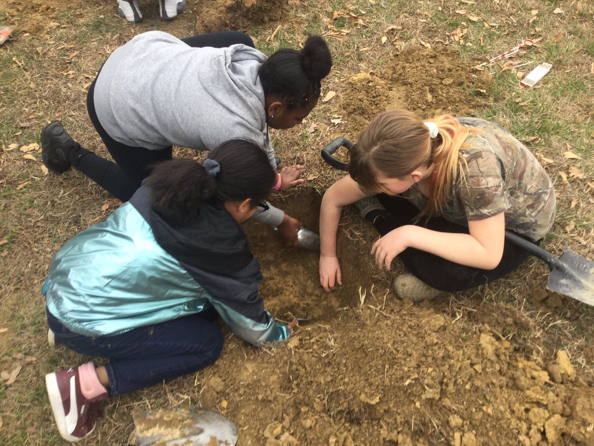 cmcbeeteach's tweet photo. From Jamestown Island to today... or at least a few weeks ago!
https://t.co/OsarIFkUQF @CharlesCityPS @TigersCCES #CCESPROUD 💚💚💚 https://t.co/wFmFO9qROf
