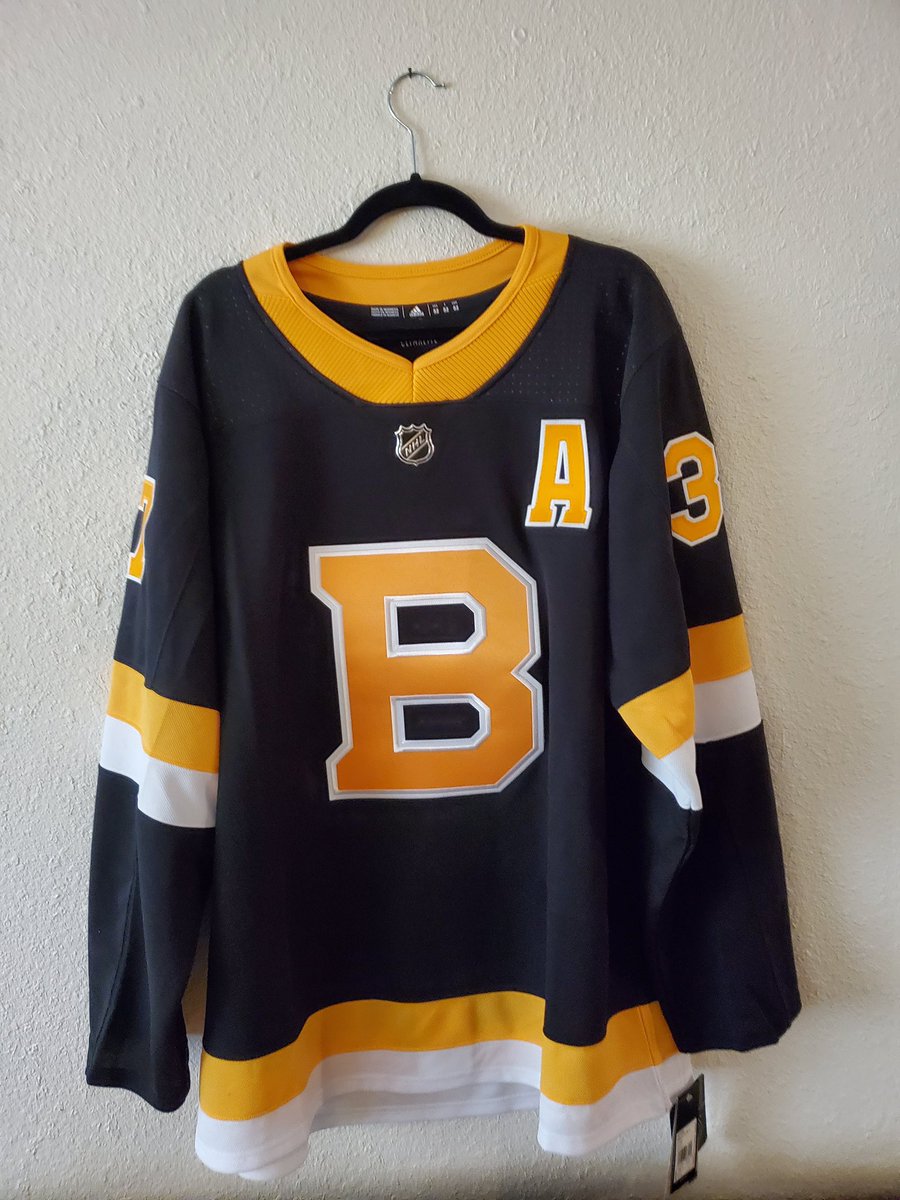TheJerseyFinder's tweet photo. GIVEAWAY!

An anonymous Patron informed me that he has BRAND NEW Marchand and Bergeron Size 52 (L) Adidas jerseys for two lucky followers!

Like, RT, and reply with your choice of jersey and your favorite #NHLBruins memory for your chance to win! Must be following, draw on 5/18. https://t.co/q1qtZEekH0