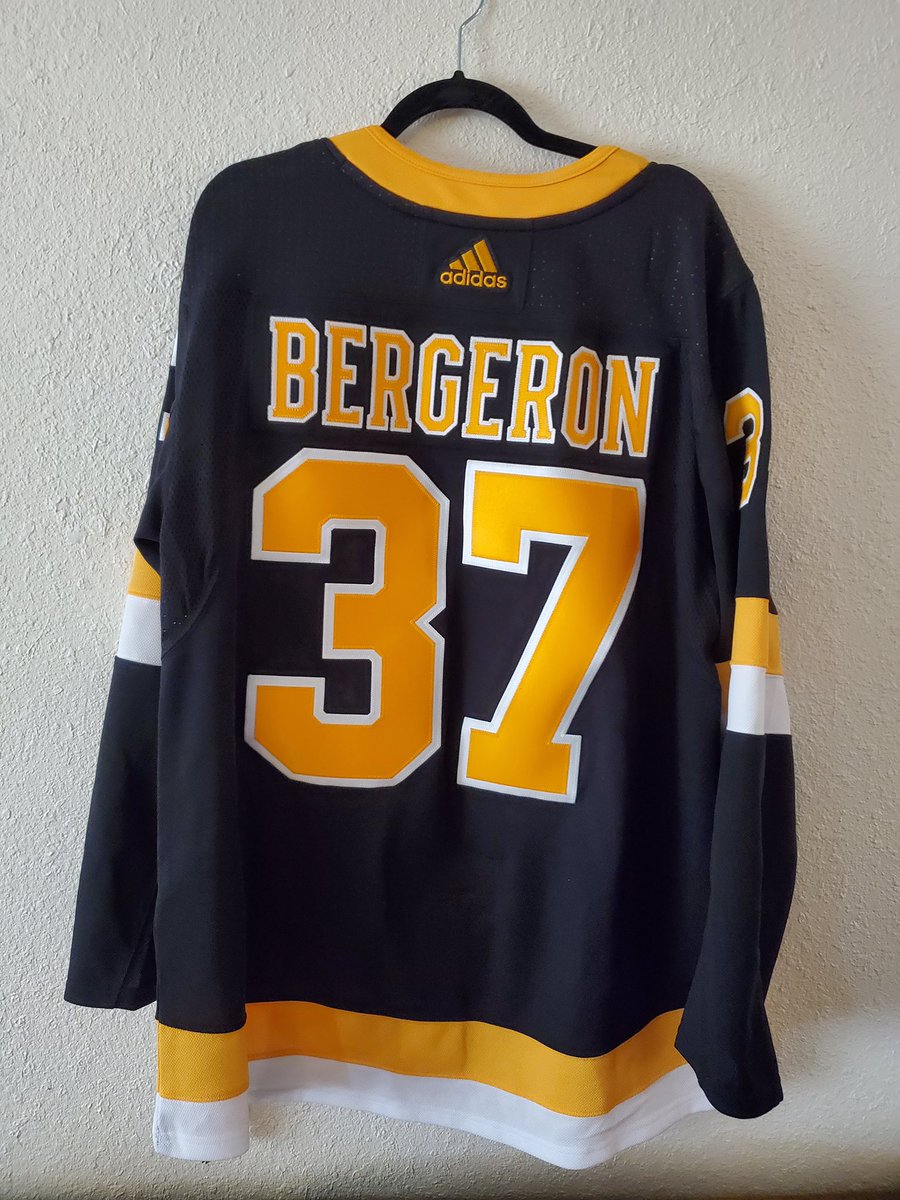 TheJerseyFinder's tweet photo. GIVEAWAY!

An anonymous Patron informed me that he has BRAND NEW Marchand and Bergeron Size 52 (L) Adidas jerseys for two lucky followers!

Like, RT, and reply with your choice of jersey and your favorite #NHLBruins memory for your chance to win! Must be following, draw on 5/18. https://t.co/q1qtZEekH0