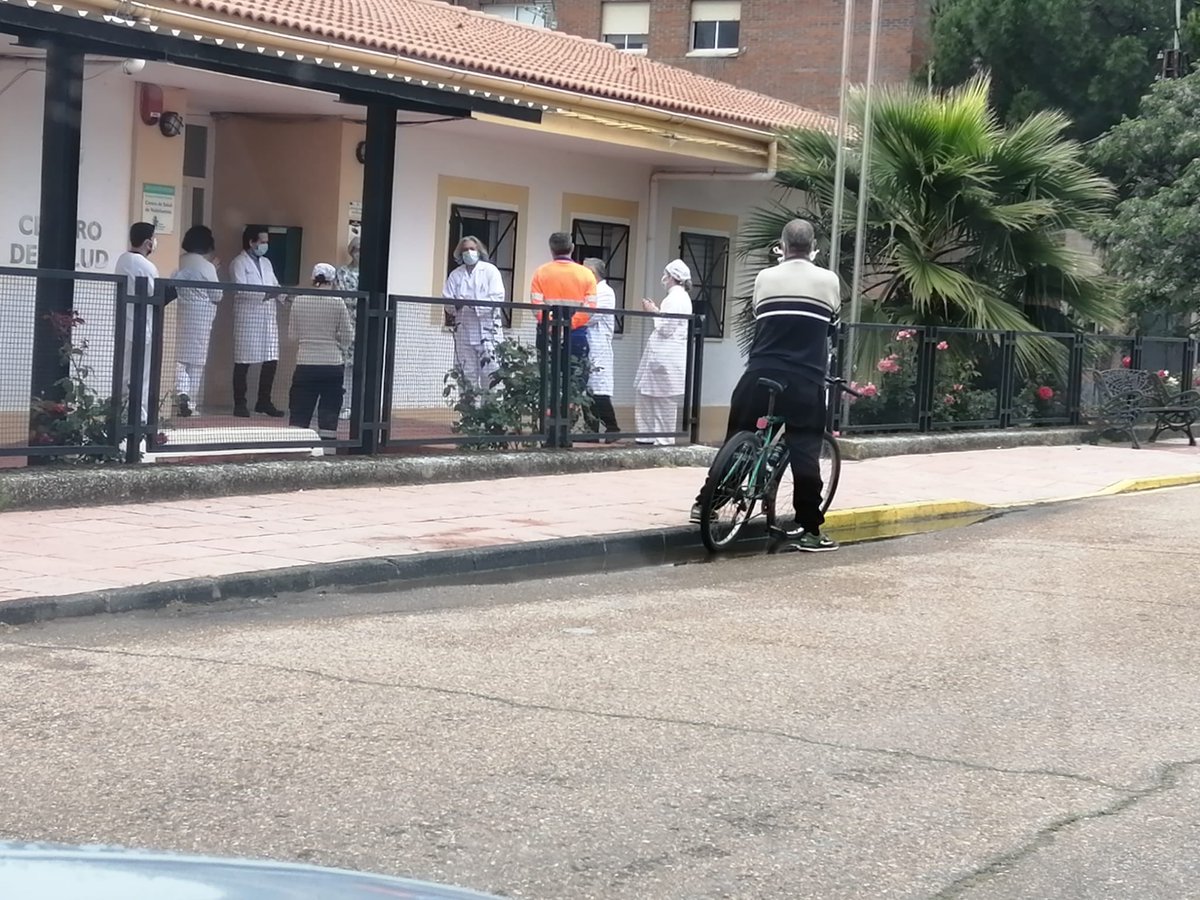 iComeca's tweet photo. Nuestros compañeros del Centro de Salud de Valdefuentes han homenajeando a los médicos fallecidos por la COVID-19, en especial recordando a nuestro compañero Sebastián que estuvo allí durante 20 años.
#HomenajeSanitario #UnSilencioYUnaPalabra #NiUnFacultativoMenos https://t.co/BFUxPxqpPV