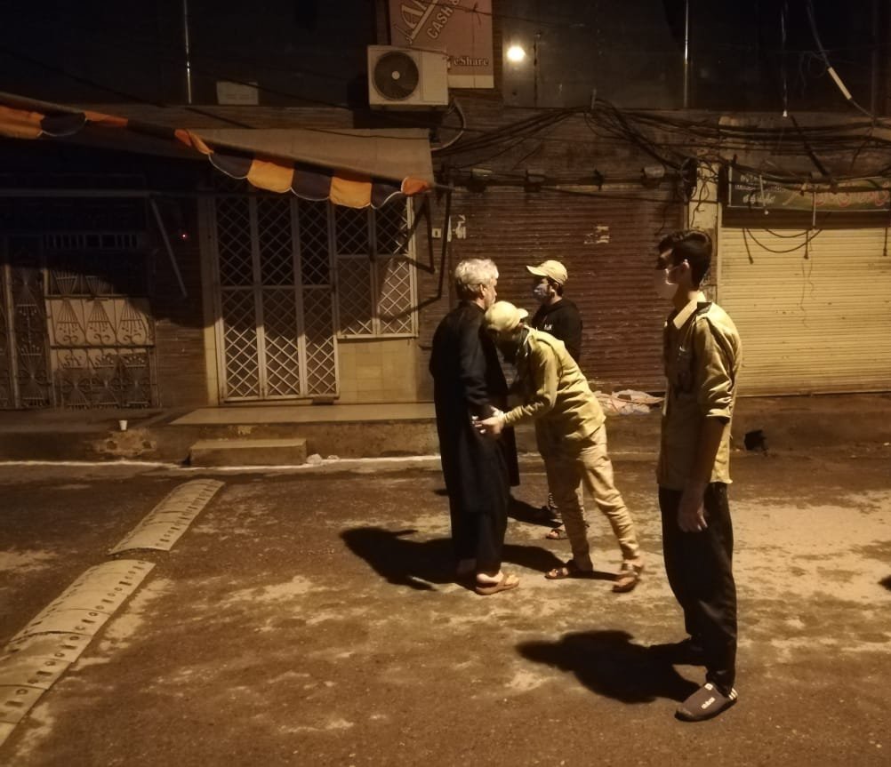 ISORWP's tweet photo. امامیہ میڈیا نیوز📸
مرکزی جلوس فوارہ چوک بمناسبت شہادت حضرت علی علیہ السلام کے موقعہ پر امامیہ اسکاوٹس راولپنڈی ڈویژن کی جانب سے سیکیورٹی کے فرائض سر انجام دیے گئے اور مومنین کی حفاظت کے لیے دوران جلوس سپرے بھی کیا گیا۔
#ISOPAKISTAN
#ISORWP
#Scouts_Fighting_Corona https://t.co/q4a15y5UrK