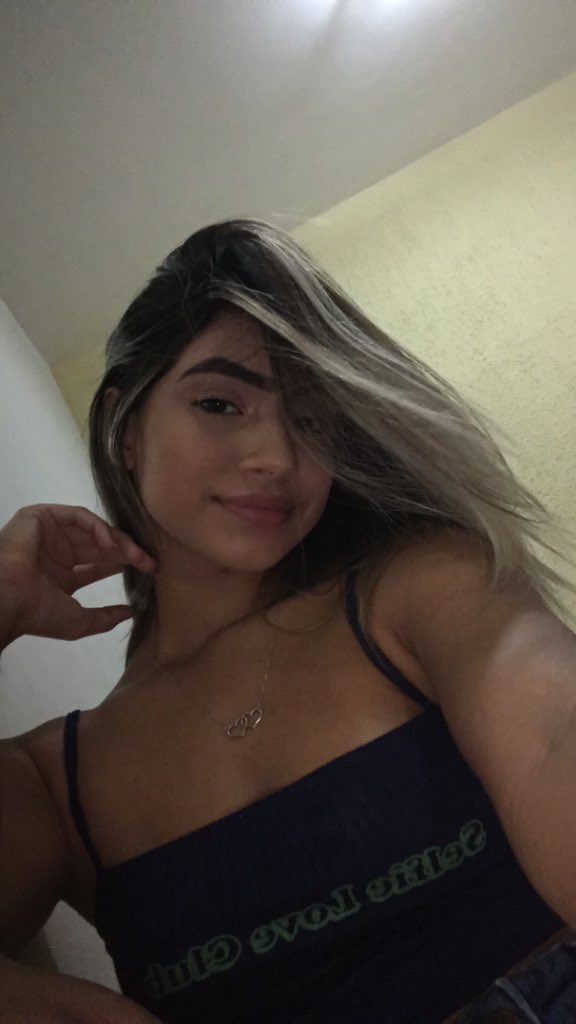 Thataabeautiful's tweet photo. E assim como a lua, ela é uma mulher de fases 🌙😝 https://t.co/hy0oLjXksa