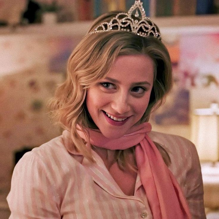 wttpadgoals's tweet photo. The Queen....❤️👑
#RiverdaleSeason4 #riverdale #LiliReinhart #bettycooper https://t.co/2p7k6efDcm