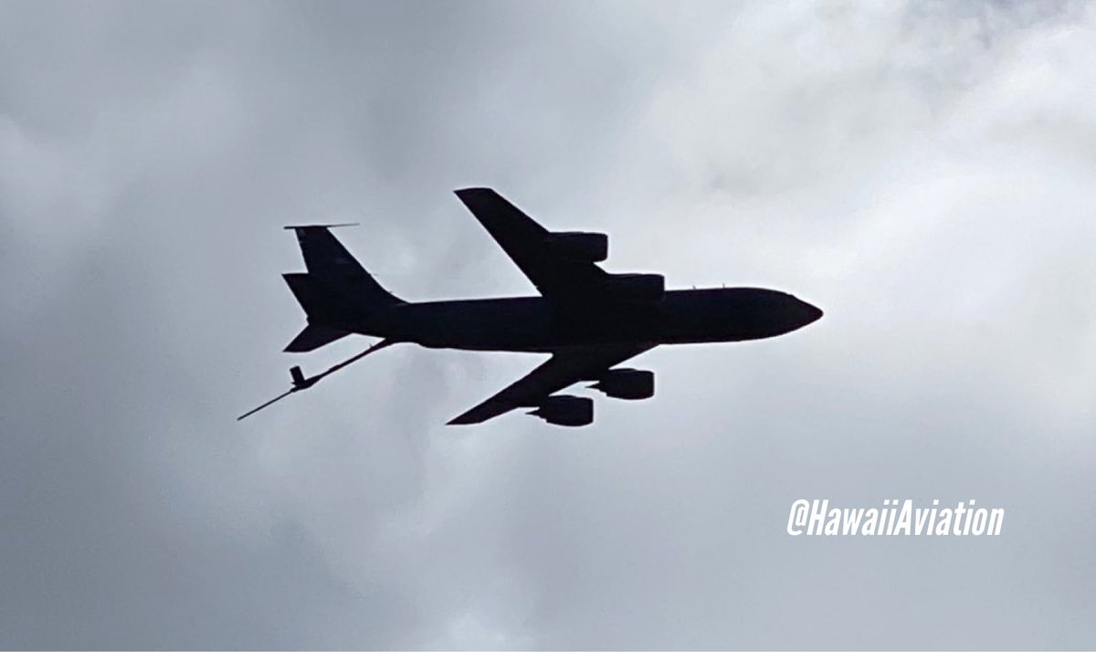 HawaiiAviation's tweet photo. Today’s flyover in Honolulu. 🇺🇸 #FlyoverHawaii  #TeamHickamSalutes #AmericanResolve #AirForceSalutesHi Mahalo nui loa to all the health care workers, first responders and essential personnel. https://t.co/ES2waE03qD
