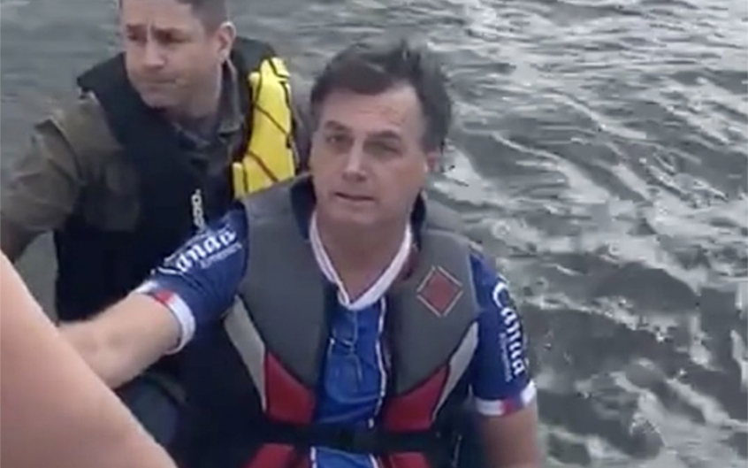 lancenet's tweet photo. DESVALORIZAÇÃO DA MARCA👕⚽️👎

Presidente do Bahia vê associação ruim da marca após Bolsonaro usar camisa do clube em passeio #lancenet https://t.co/oFGRL6mRFO https://t.co/xqO35RVqDT