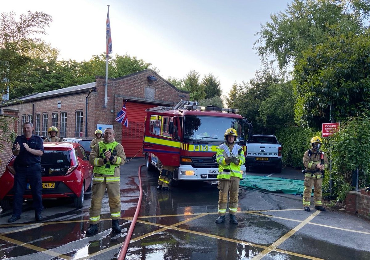 AudlemFire's tweet photo. Audlem firefighters paused their breathing apparatus drill this evening to join in with local residents, to show our appreciation for our #NHSheroes and #keyworkers. https://t.co/4ISuY47W3t