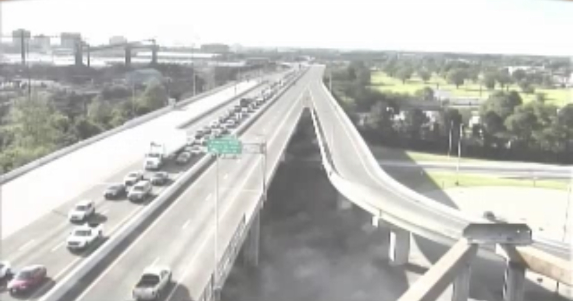 WTKR3's tweet photo. #Traffic alert: I-664 S in #Suffolk shut down at #MMMBT due to stalled vehicle; expect backup of 1 mile https://t.co/VjZkE9LTv9 https://t.co/OJnzsqC0G4