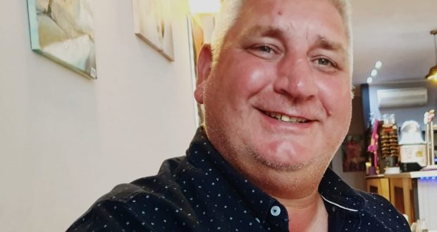 sundersays's tweet photo. RIP NHS hero Andy Collier. The 53 year old nurse practitioner at Hollins Park Hospital in Warrington died with Covid-19 last month. A union rep, he had played rugby league for Wigan and for Leigh in their 1991 promotion winning team #NHSheroes 
https://t.co/5qoSnFfRso https://t.co/svCBjTou9r