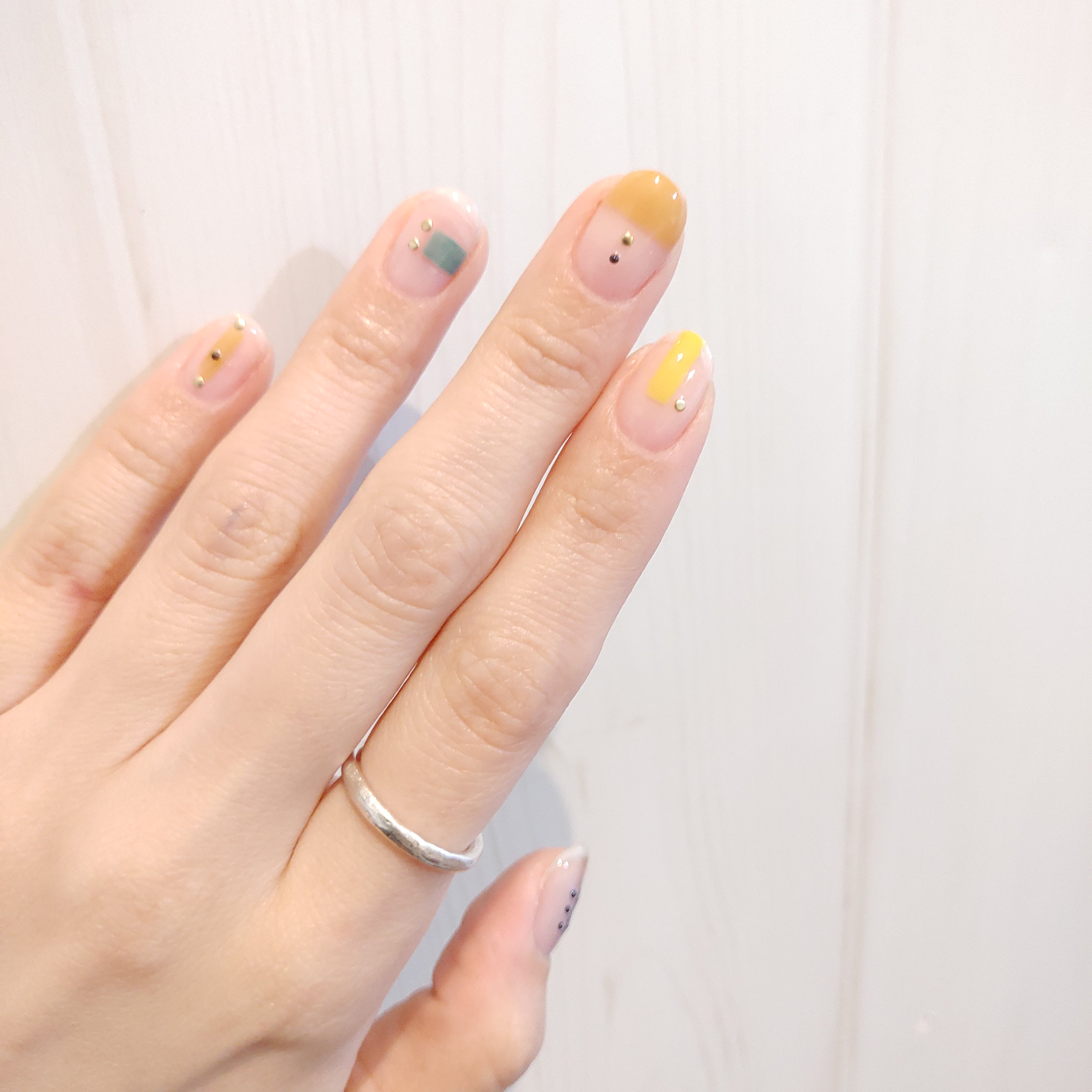 しろくまnail スクエアモチーフ クリアネイル クリアベースに差し色程度だと 複数のカラーもシンプルになりますね 普段使わない色とか塗って 試してみるのもいいかもです シンプル クリアネイル スクエアモチーフ ちび爪 ショートネイル