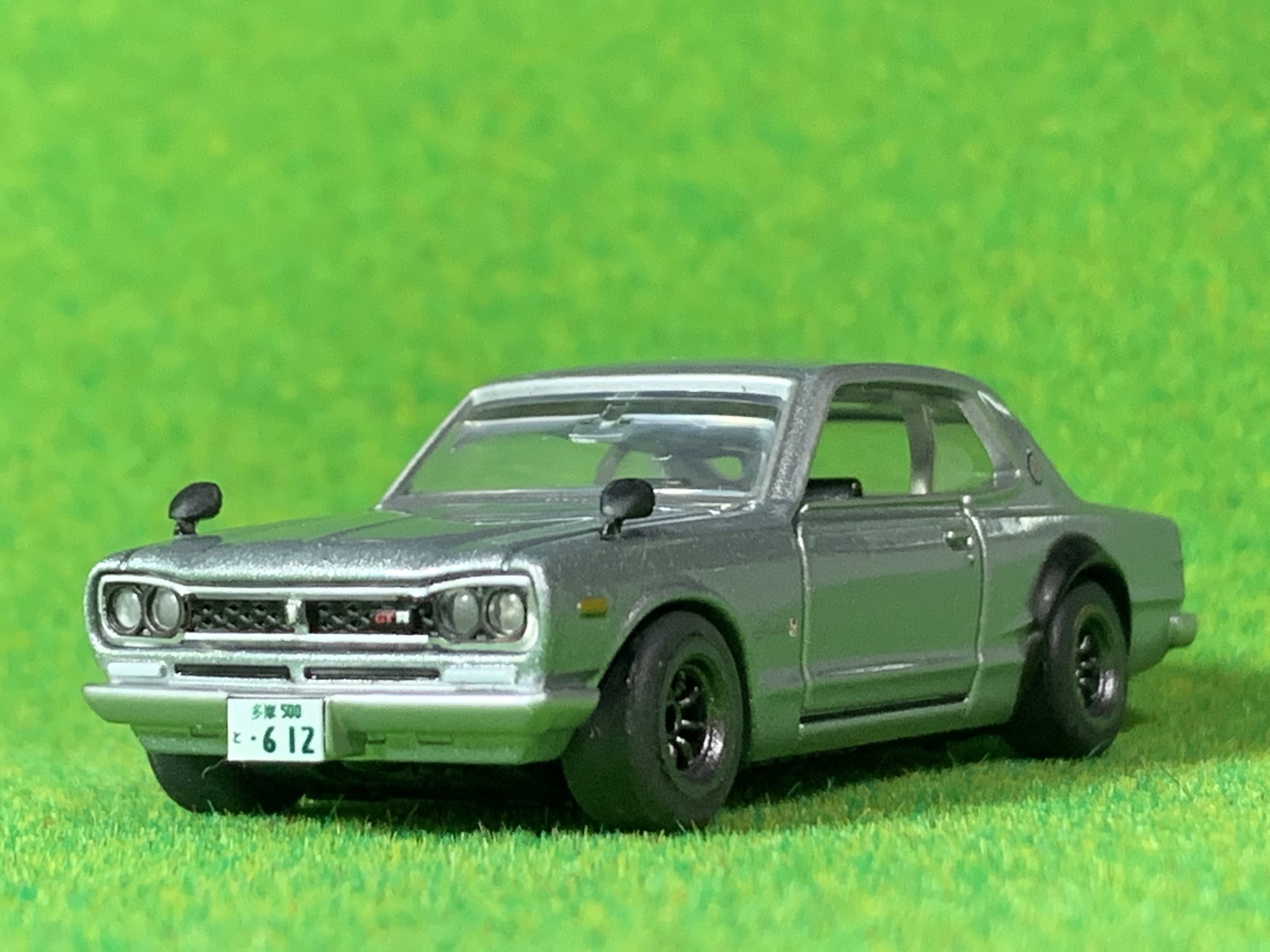 マサル トミカプレミアムのハコスカgt Rをカスタム ハコスカ ワタナベのイメージなので タイヤ交換して車高を下げ フェンダーミラーを追加 ヘッドライトを強調する加工しました 初回と比べると効果が分かるかと このサイズの ハコスカで一番造形がいい