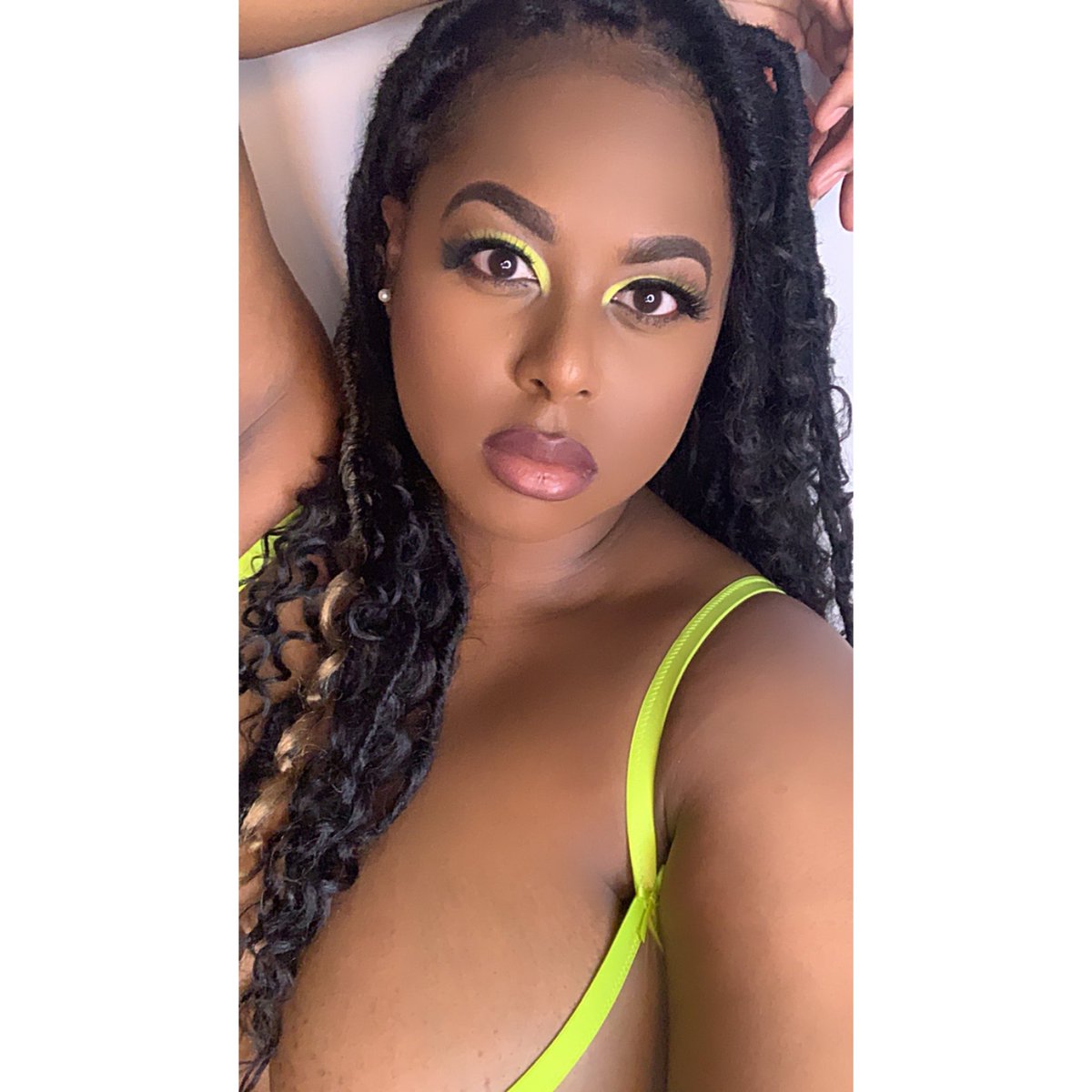 Yayahispaniola's tweet photo. Felt like doing some makeup to match. https://t.co/hrzOAtAQZg