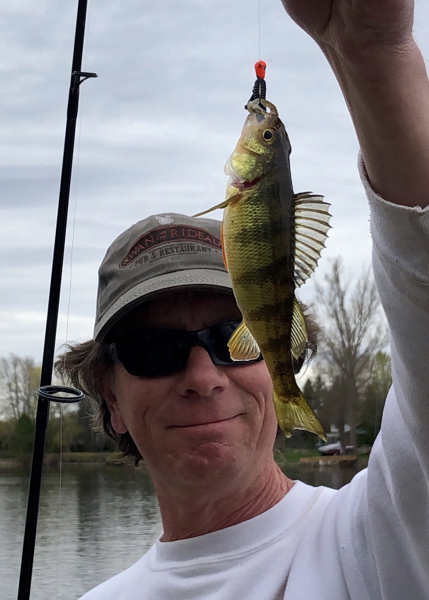 NanStapleton_'s tweet photo. Voila! 2nd catch of the day for @EdHandMedia 🎣 #extendedarm #RideauRiver https://t.co/0OjyvugLAR