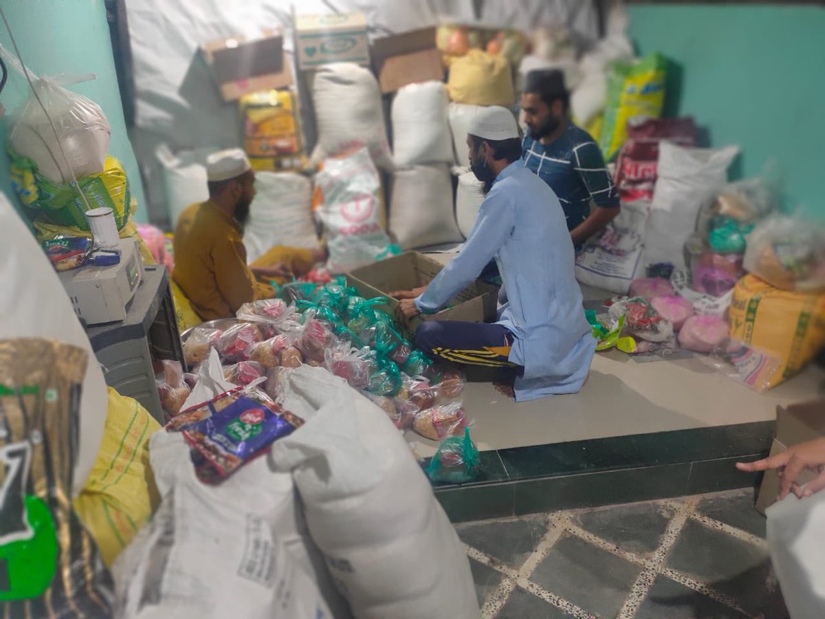 aamirfaizwp's tweet photo. The best of what our teams doing for migrant workers. Proud on you guys. 
Distributing food packages, providing shoes, sandals to wear.
#MigrantLabourers #bhopalnews #MigrantLivesMatter #india #Lockdown4 https://t.co/GfzpZWewkv
