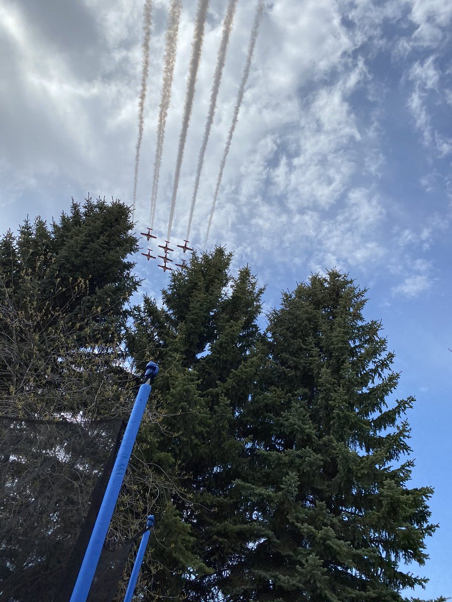 We caught them, barely though! <a href="/CFSnowbirds/">CF Snowbirds</a> #cityoflloydminster #thankyou #OperationInspiration