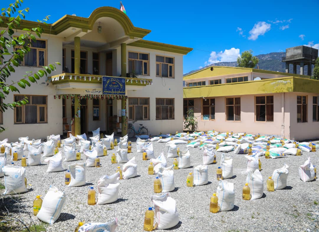 ZamaniFndn's tweet photo. Khas Kunar - @bsarwary Initiatives, with the #ZamaniFoundation, provided food essentials and #COVID19AFG protective gear to families in the Kunar province. https://t.co/hJmvwCFLPn