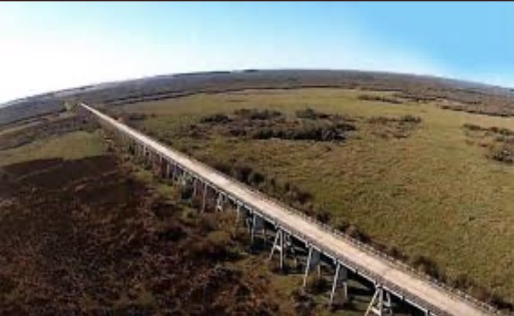FacundoAbella8's tweet photo. Este puente fue inaugurado por Lacalle Herrera en el año 1994, aproximadamente 2 km de largo,sin uso ya que no desemboca en ninguna ruta,se estima que costó entre 70 y 80 millones de dólares. Es un punte fantasma/ Antel arena, espacio cultural y 500 puestos de trabajo. https://t.co/Wm3WZw9IFw