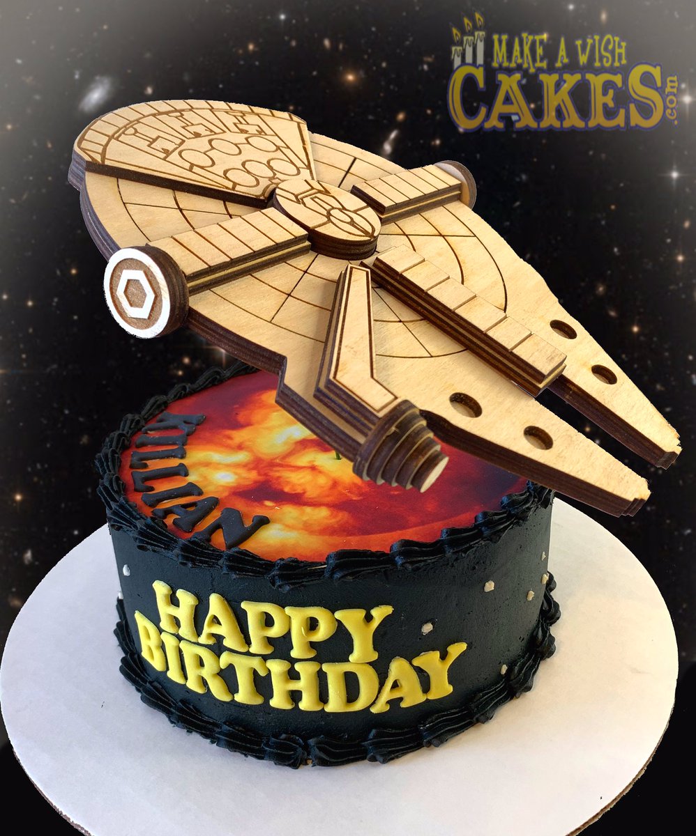 🤩Wow! Just Wow! Just a little cake, but... so much impact! 🤩WOW🤩! #starwars Thankyou @screechowlsupply for the amazing #milleniumfalcon 🙏#makeawishcakes