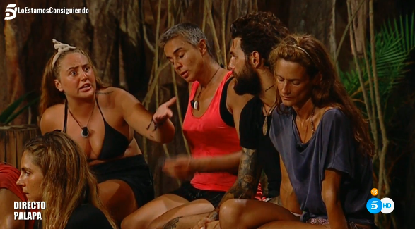 diezminutos_es's tweet photo. ¿De qué lado estás en la guerra Elena-Rocío? #SVGala13 https://t.co/PxVla6mpg3
🔁Rocío 
❤Elena https://t.co/2zfkGpWriN