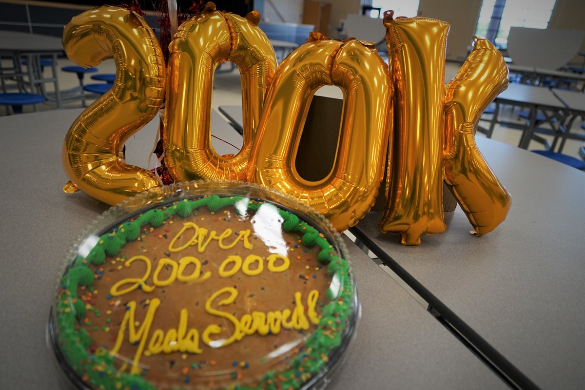 FrenshipISD's tweet photo. ๐จ200,000 MEALS SERVED!๐จ
Today we surpassed 200,000 meals served to children in our community through curbside meals! You don't typically see these faces, but these are the men & women who help make it possible! Thank you, Aramark, for meeting the needs of our community! https://t.co/OhXhoOOeNS