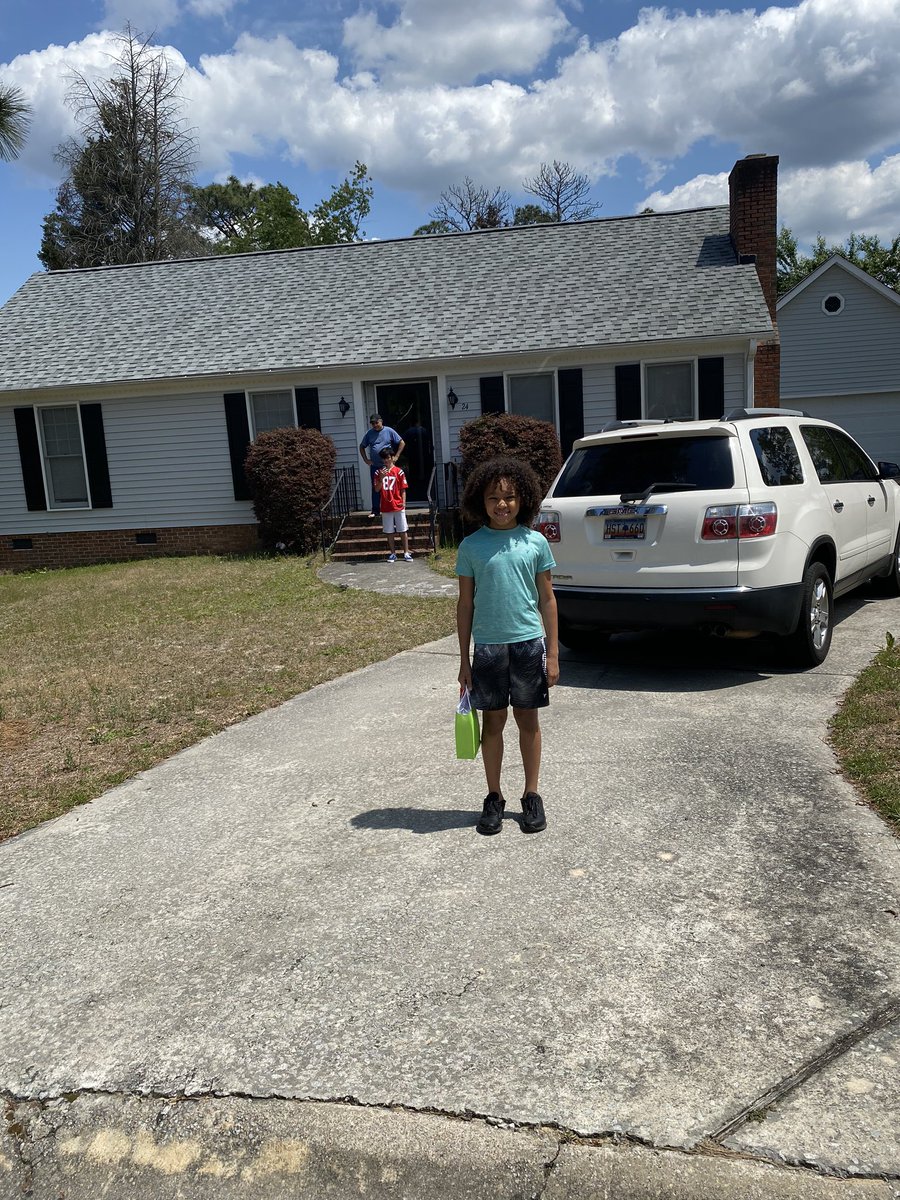 juditharyan's tweet photo. Today was the BEST day!! We visited our class practicing social distancing ❤️ @PontiacElem #parrotspersevere https://t.co/GNw50w4v0E